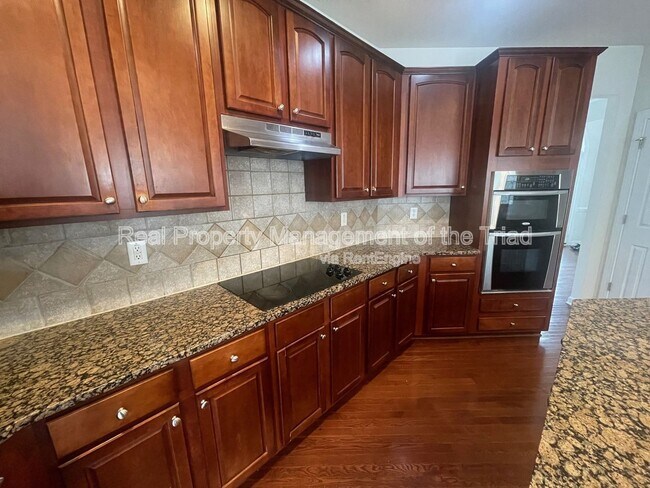 Foto del edificio - 1925 Waterford Village Dr