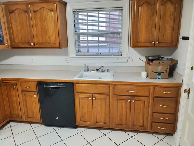Kitchen - 2219 Saratoga Dr