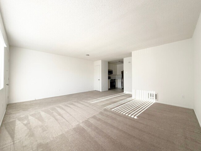 Foto del edificio - Upgraded Corner Unit w/ Balcony