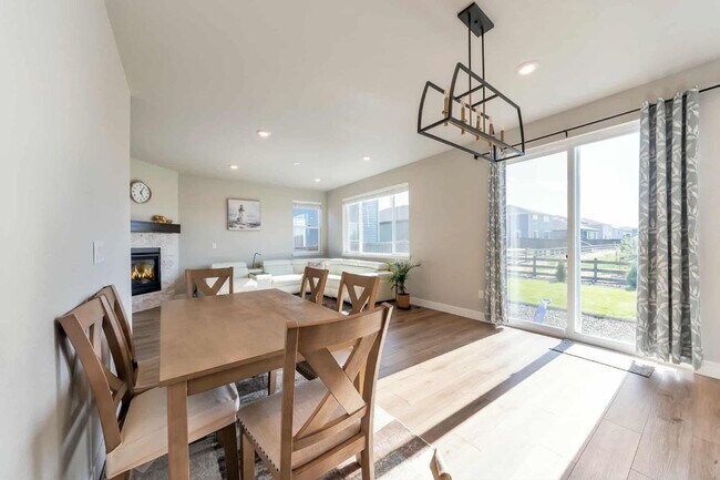 Foto del edificio - Spacious 3 bed 3 bath 2-story comfortable and stylish home in desirable location in Parker