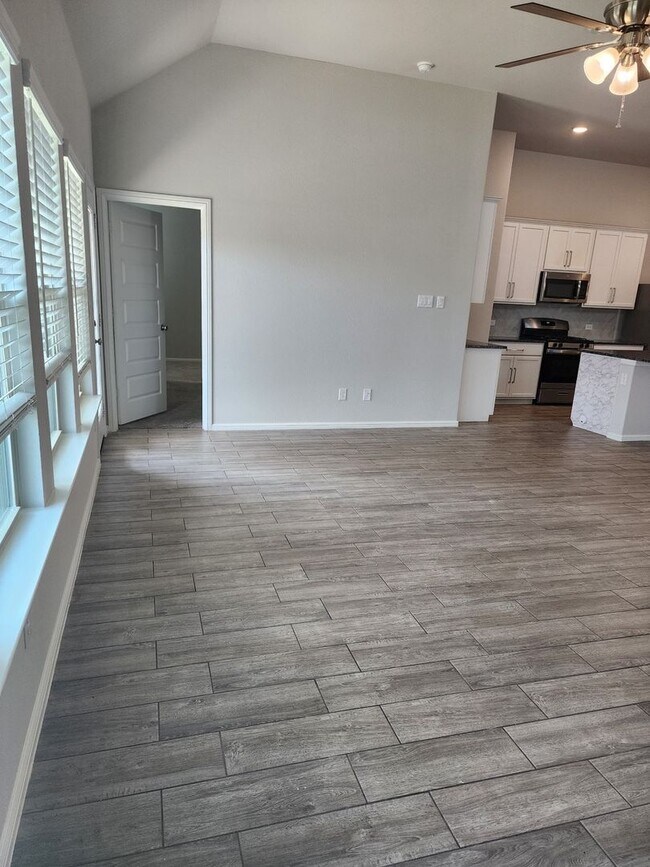 Foto del edificio - Stunning 4-Bedroom Home in Crowley