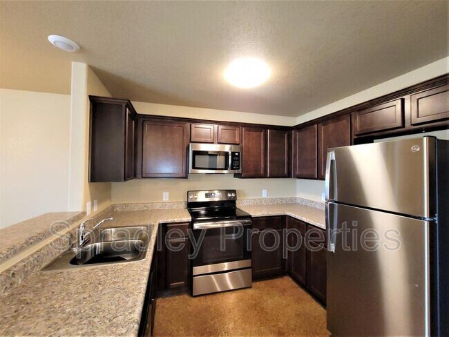 Building Photo - 1525 Kal Ct