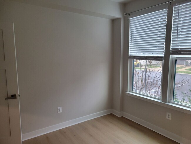 Building Photo - Beautiful 3 BR/3.5 BA Townhome in Glen Bur...