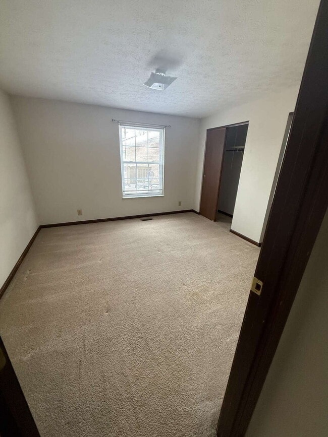 Building Photo - "Charming 2-Bed, 2-Bath Condo Retreat in Sidney's Viking Court!"