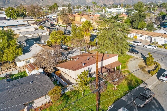Building Photo - Serene 2 Bed / 1 Bath Home Situated in a B...