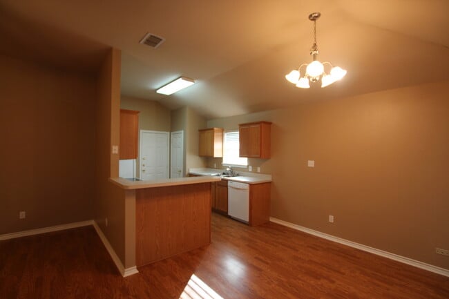 Building Photo - Coming Soon! 3 Bedroom in Flint!