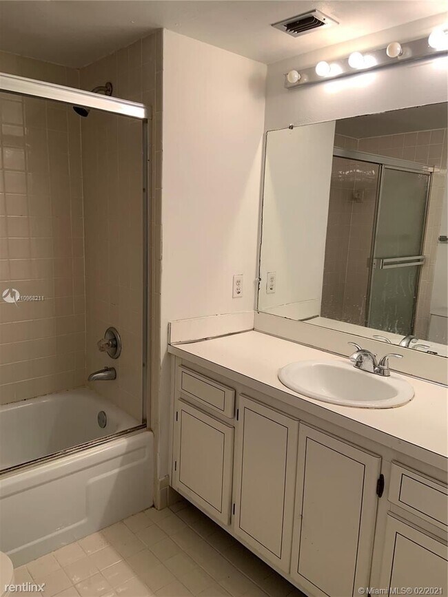 Building Photo - 2 br, 2 bath Condo - 3015 S University Dr