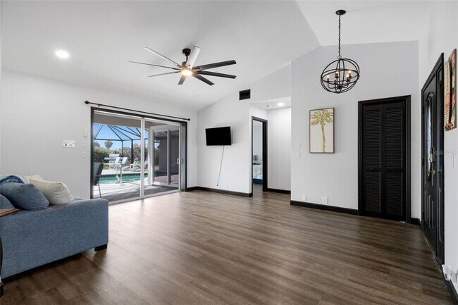 Building Photo - 294 Rotonda Cir