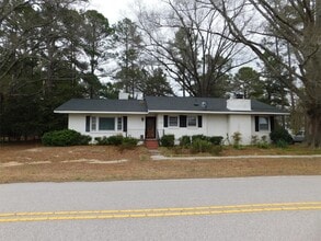Building Photo - 929-923 Three Sisters Rd