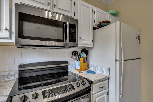 Building Photo - Gorgeous Two Bedroom - Two and One Half Bath Apartment - Excellent Location!