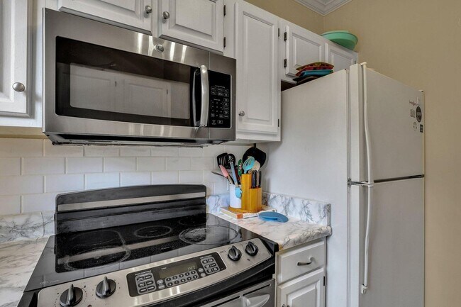 Foto del edificio - Gorgeous Two Bedroom - Two and One Half Bath Apartment - Excellent Location!