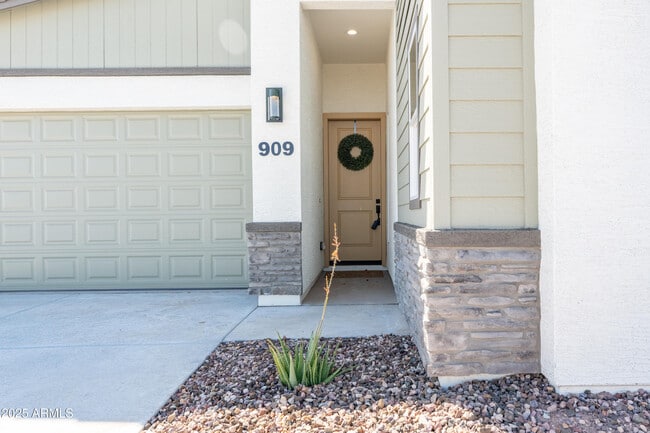 Building Photo - 909 E Desert Ln