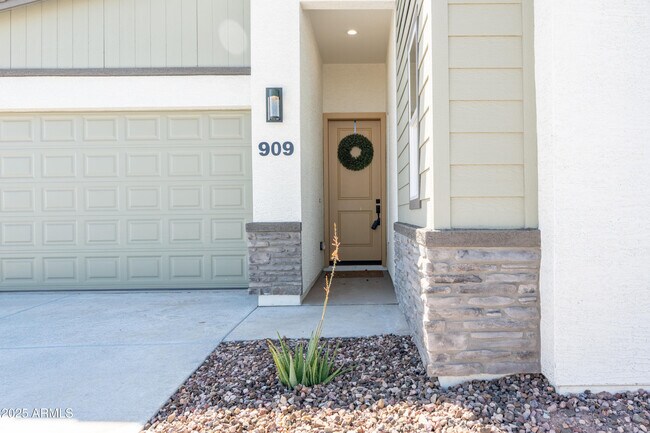 Foto del edificio - 909 E Desert Ln