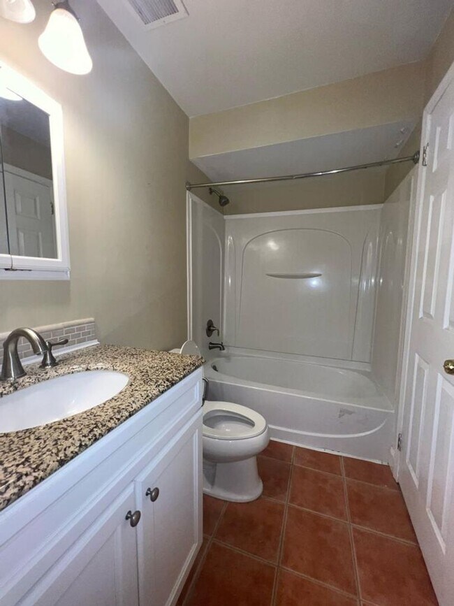 Building Photo - Condo For rent