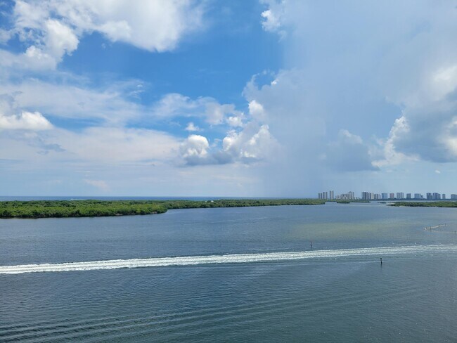 Foto del edificio - 100 Lakeshore Dr