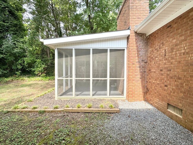 Building Photo - 4 Bedroom Home On Quiet Road With Screened...