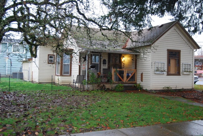 Building Photo - Charming 2 Bedroom 1 Bathroom in Newberg