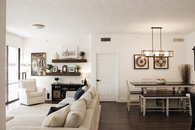 Foto del edificio - 8390 SW 72nd Ave