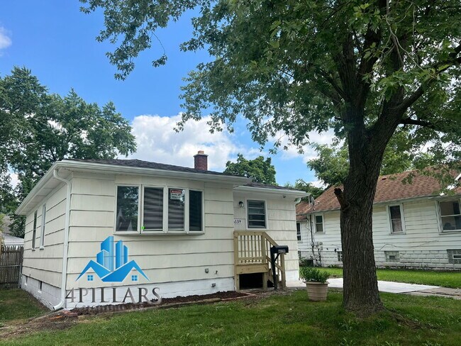 Foto del edificio - "Charming 2-Bedroom Gem with Finished Basement & Gleaming Hardwood Floors in Hammond!"