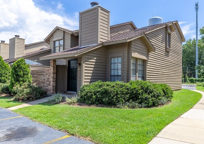 Foto del edificio - ONE FREE MONTH ON 13 MONTH LEASE! Welcome to this charming 3-bedroom, 2-bath condo located in the...