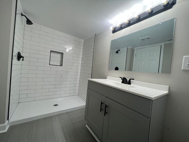 Building Photo - AVAILABLE TO SHOW!!!