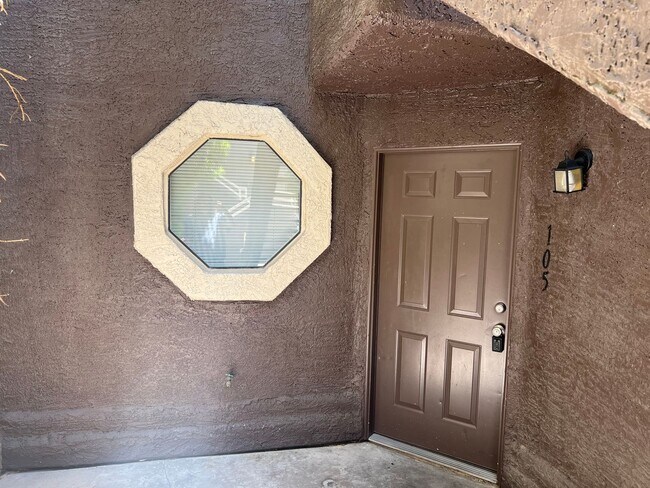 Building Photo - Ground Floor Condo. Granite Kitchen. Upgra...