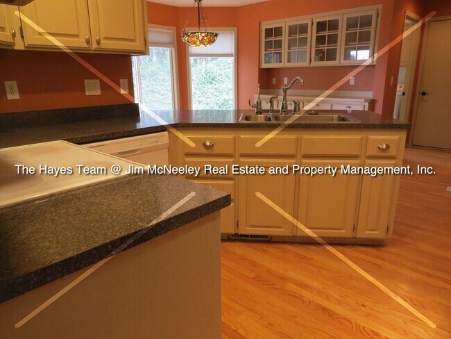 Building Photo - 4 br, 2.5 bath House - 15410 SW Gull Ct.