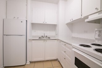 Building Photo - 1975 Maisonneuve Blvd W