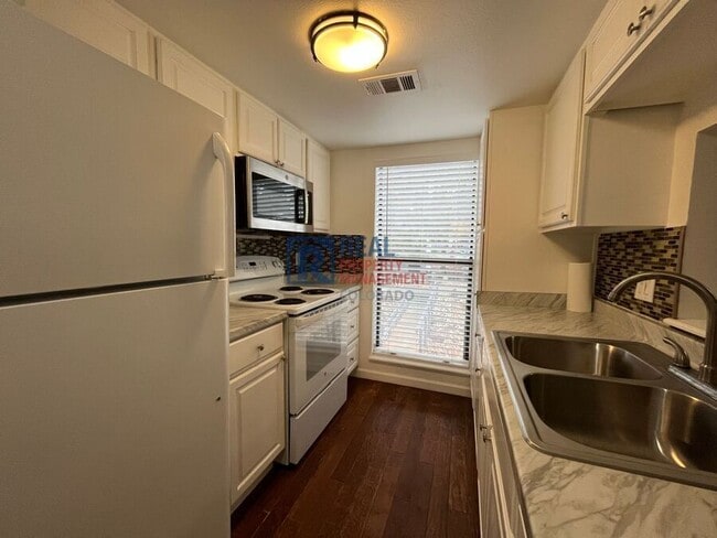 Building Photo - 6470 S Dayton St