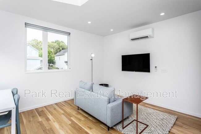 Building Photo - 323 S East St