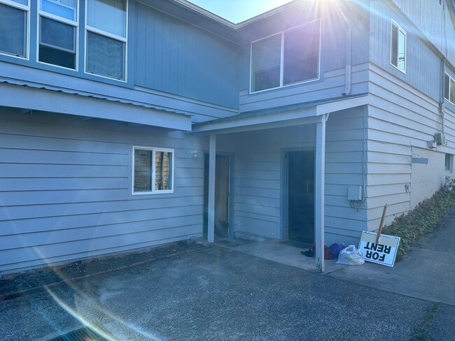 Private entrance - 4228 27th Ave W