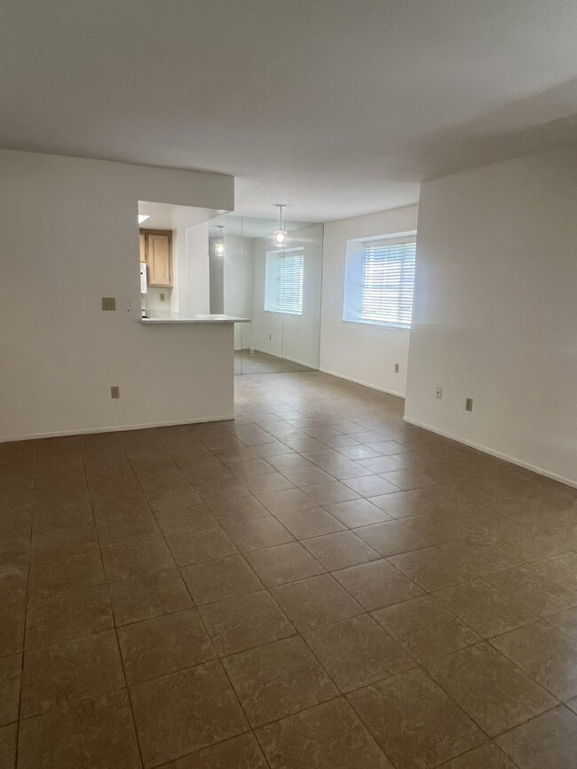 Building Photo - 2 Bed, 2 Bath Condo in the Gated Malibu Cr...