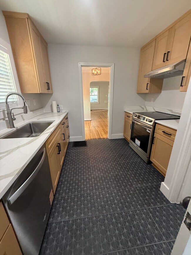 Foto del edificio - Beautiful Remodel to this Charming Portland Cottage near Division!