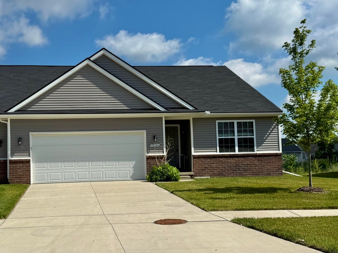 Primary Photo - 10284 Swan Lake Cir
