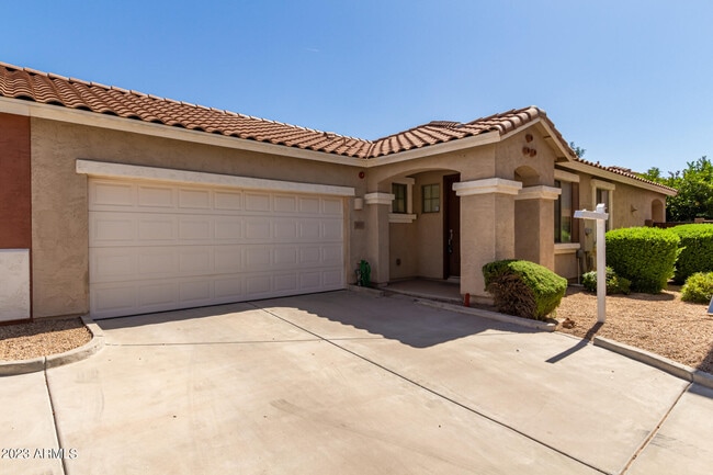 Building Photo - 871 E Stottler Dr