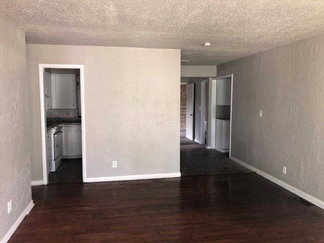 Foto del edificio - 4 bed garage conversion, mock fireplace, l...