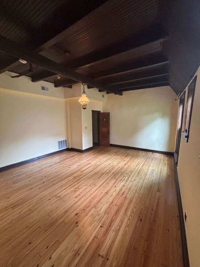 Building Photo - 325 Forest Ave