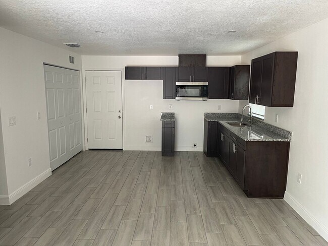 Foto del edificio - 8417 N Seminole Ave