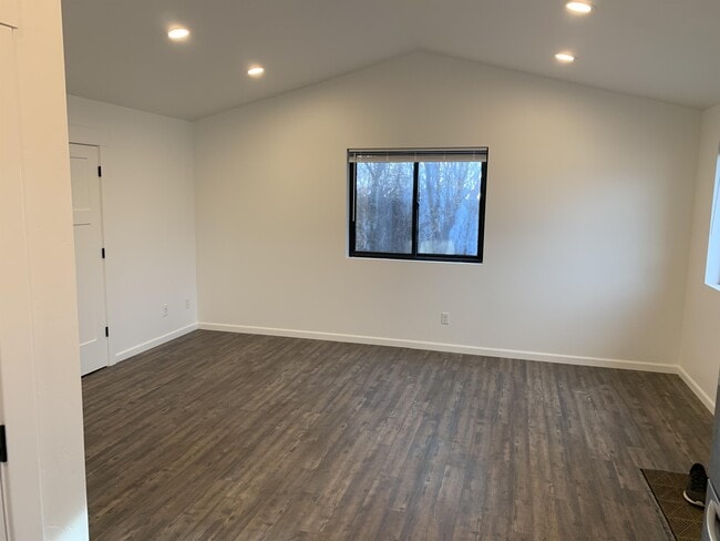 Building Photo - 416 Maple Dr