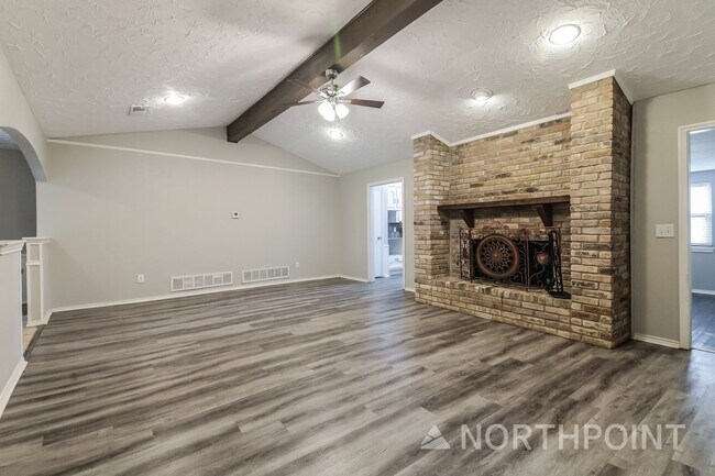 Foto del edificio - 4 BR/2BA | Renovated Single Family Home | 2-car garage| Huge backyard