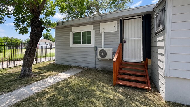 Building Photo - 314 N Nueces
