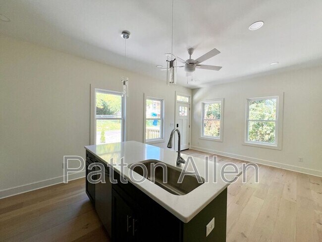 Building Photo - 10 Deaver Park Cir