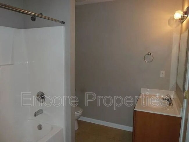 Building Photo - 2004 Hart St