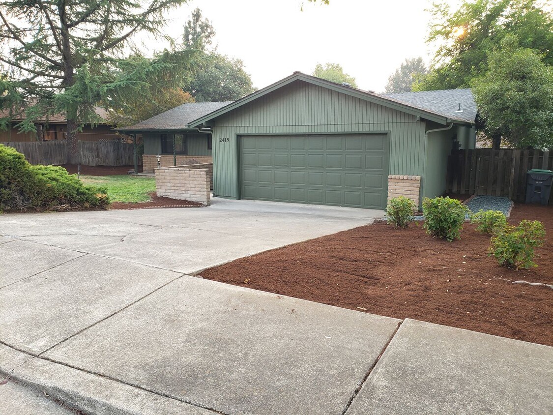 Foto principal - Discover your new home in North Medford!