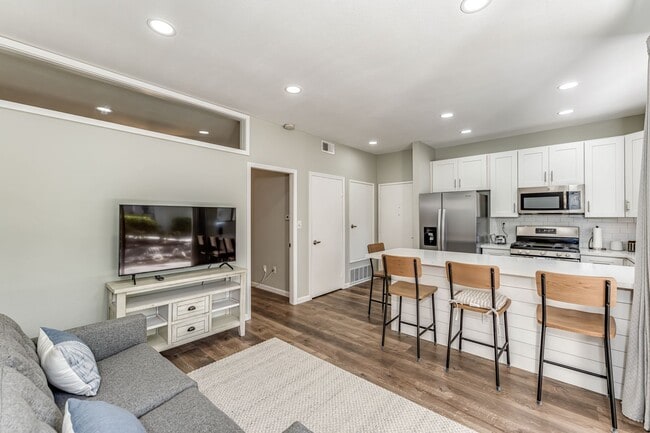 Building Photo - Modern 1 Bedroom Condo with Lakes in the c...
