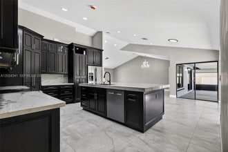 Building Photo - 9654 Sun Pointe Dr