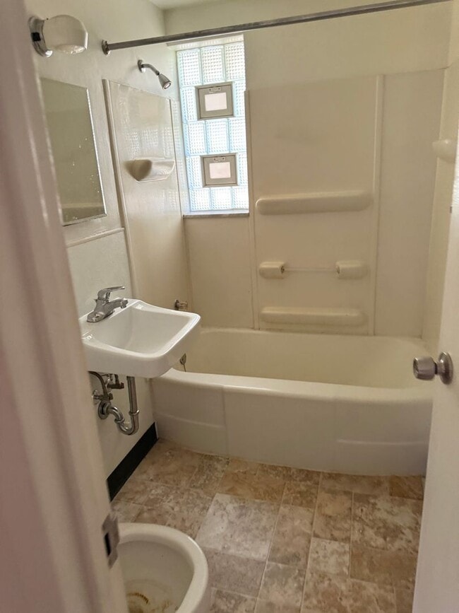 Building Photo - 2 bedroom 1 Bathroom in Butler PA!