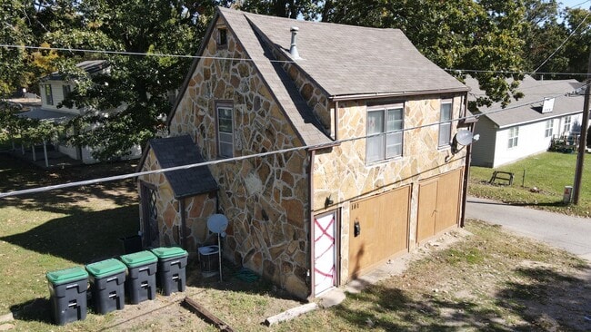 Building Photo - unique 1 bedroom, 1 bathroom “tree top” apartment