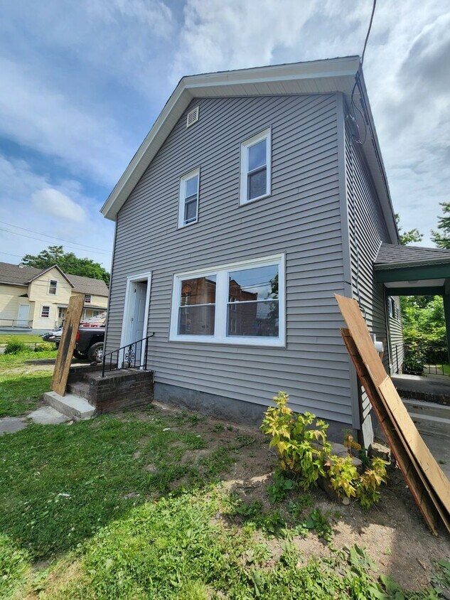 Foto principal - Five Bedroom Single Family Home!