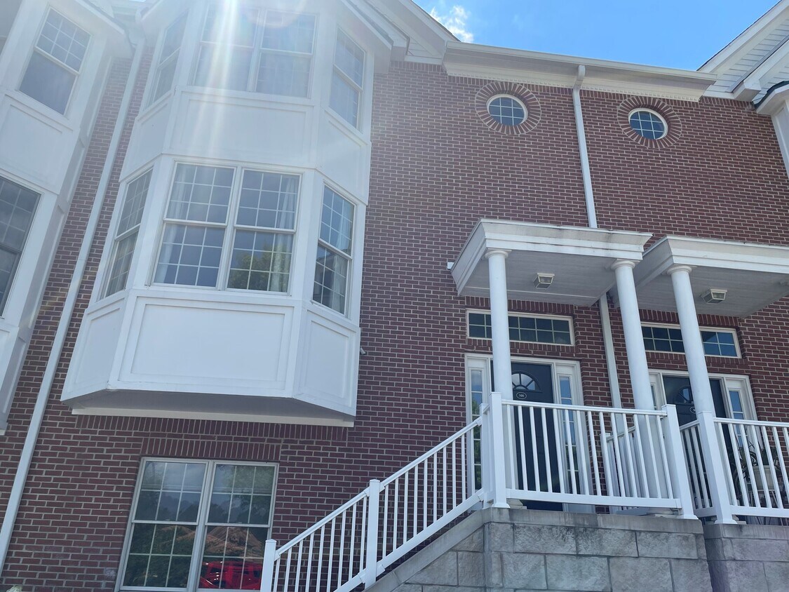 100 Guilford Trail Dr, Carmel, IN 46032 Condo for Rent in Carmel, IN